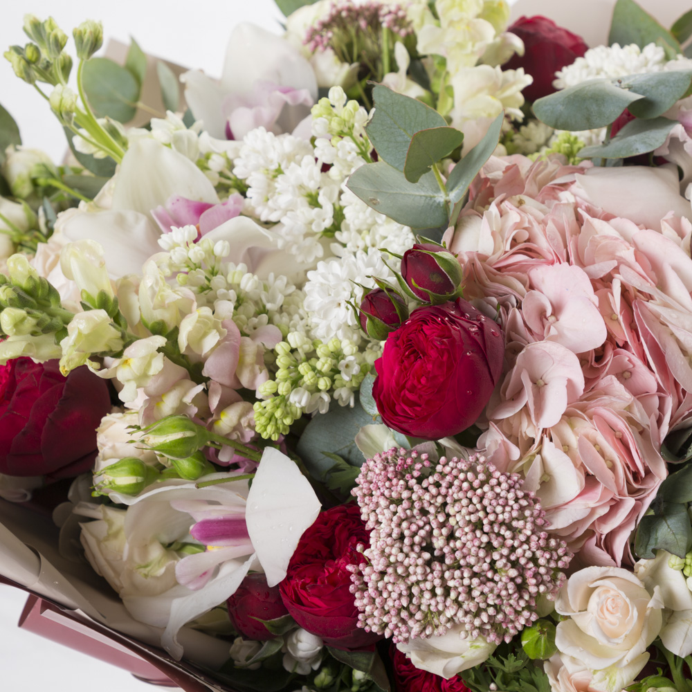 Букет из гортензии, эустомы и левкоя