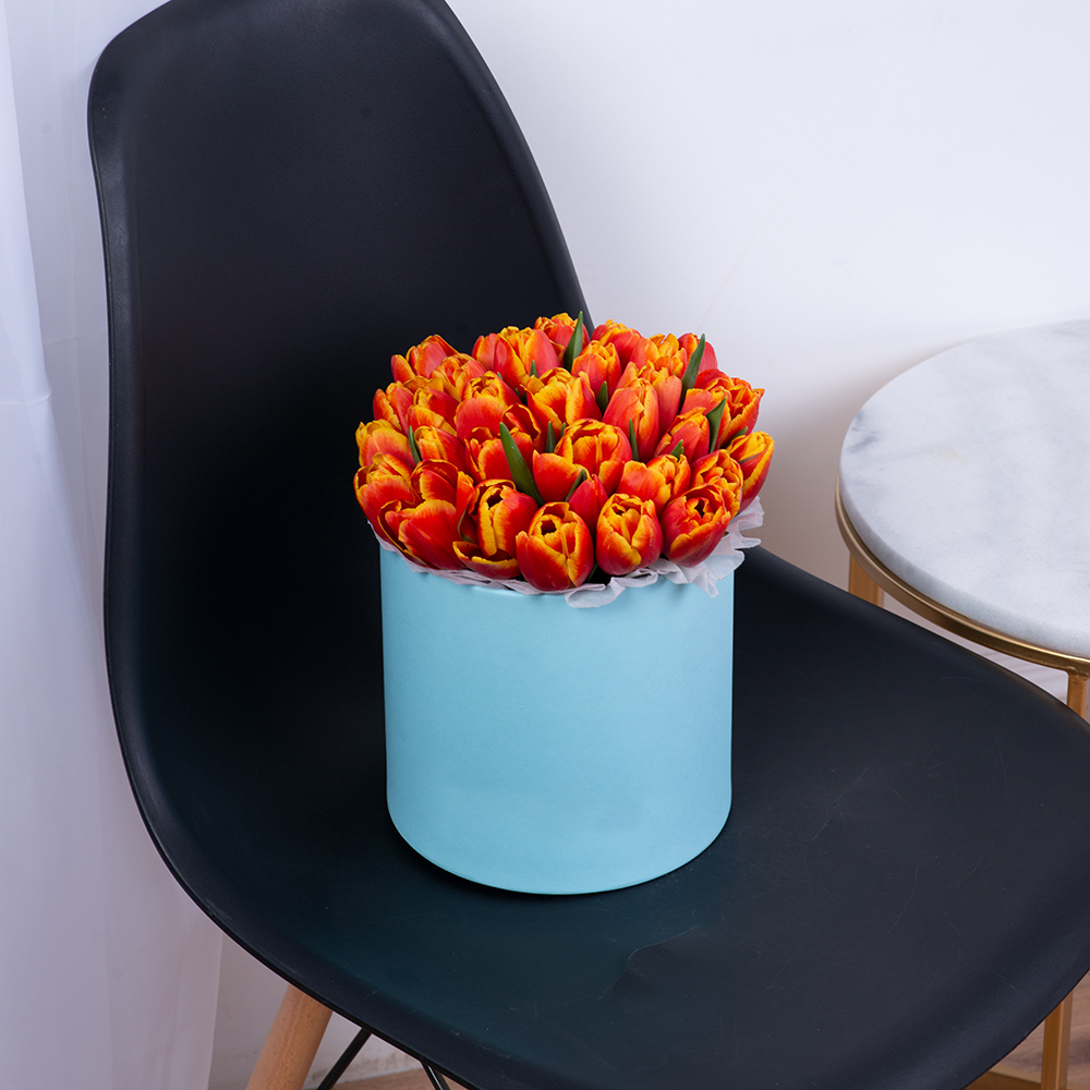 35 огненных тюльпан в голубой шляпной коробке
