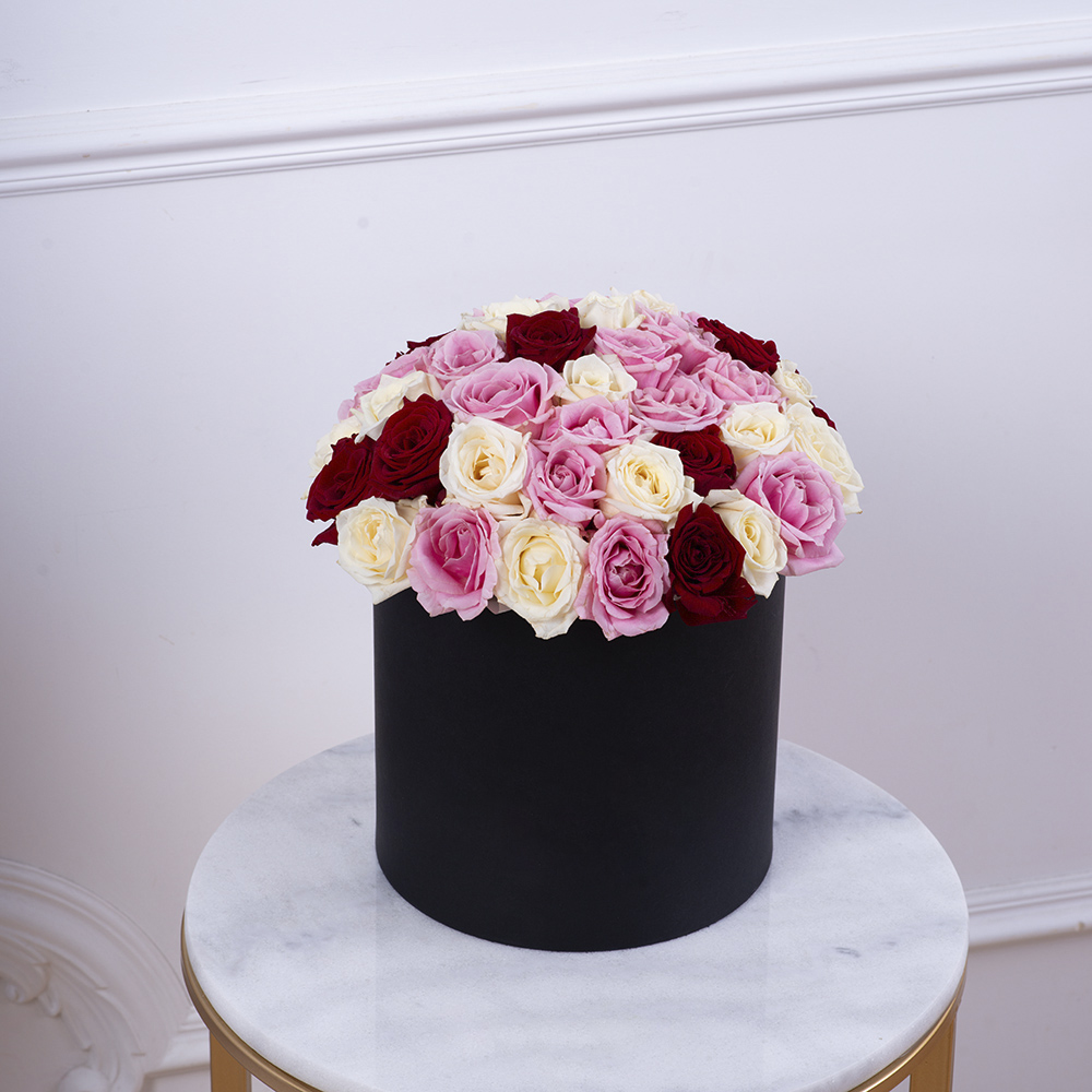 Букет из 51 разноцветной розы premium в черной шляпной коробке