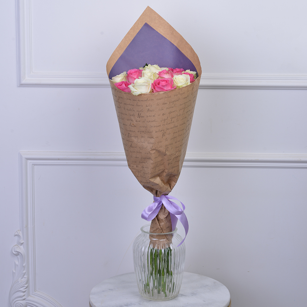 Букет из 15 белых и розовых роз 60 см