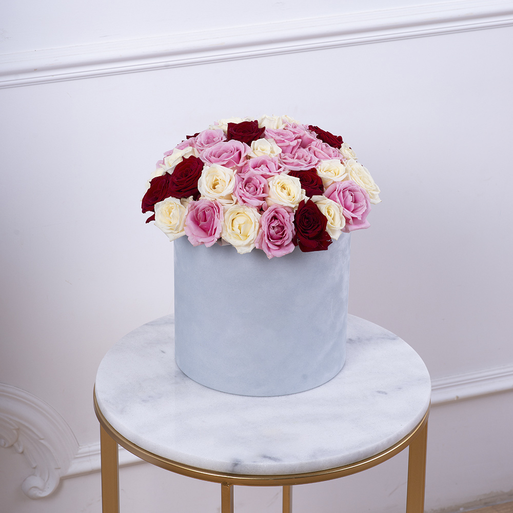 Букет из 51 разноцветной розы premium в серой бархатной шляпной коробке