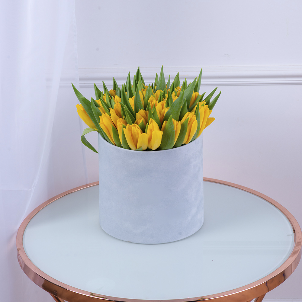 51 желтый тюльпан в серой бархатной шляпной коробке