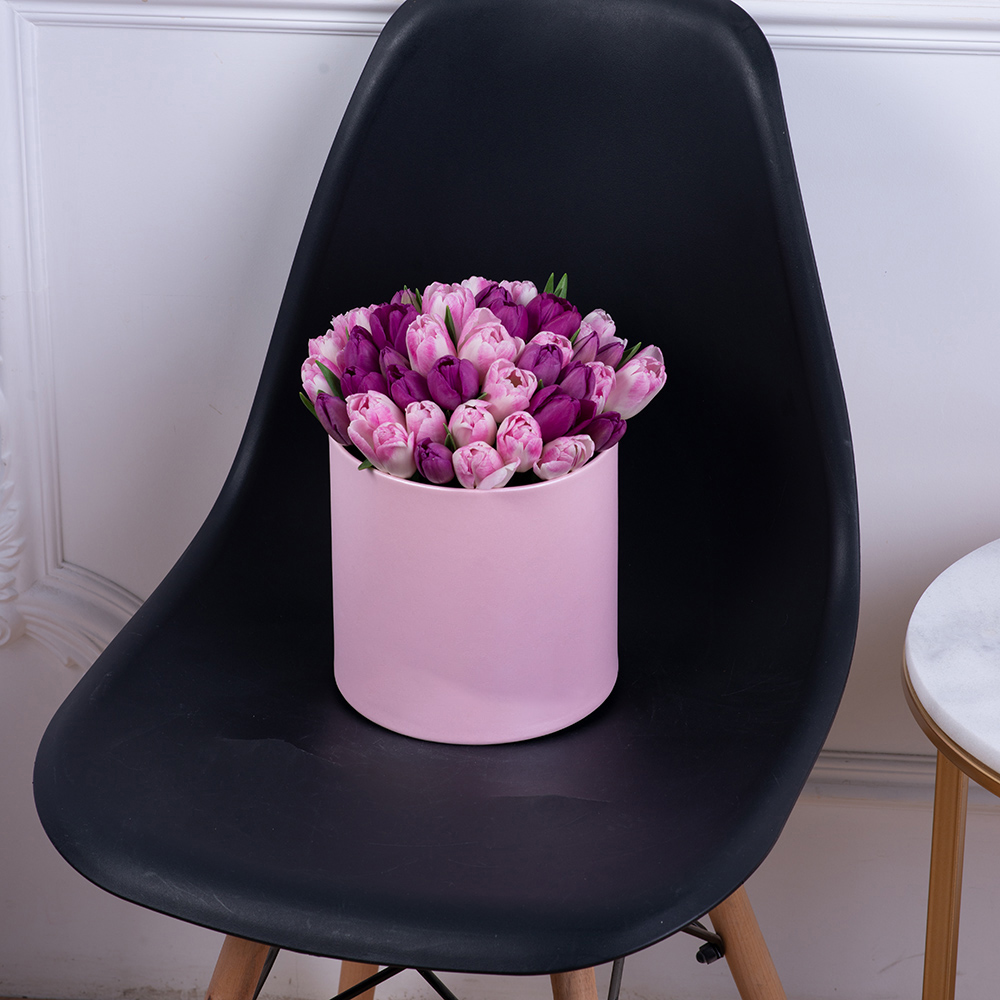 Разноцветный 51 тюльпан в розовой шляпной коробке