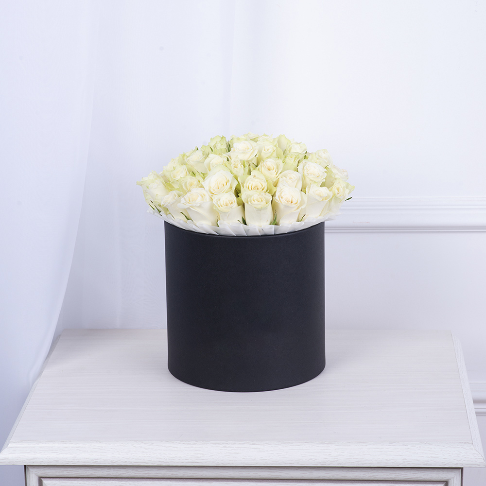 Букет из 35 белых роз в черной шляпной коробке