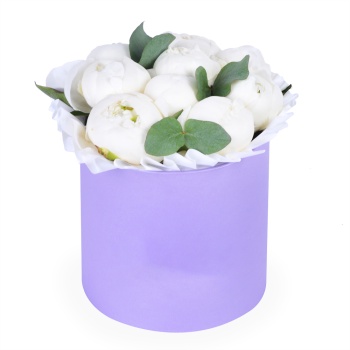Букет из 9 белых пионов в фиолетовой шляпной коробке с эвкалиптом