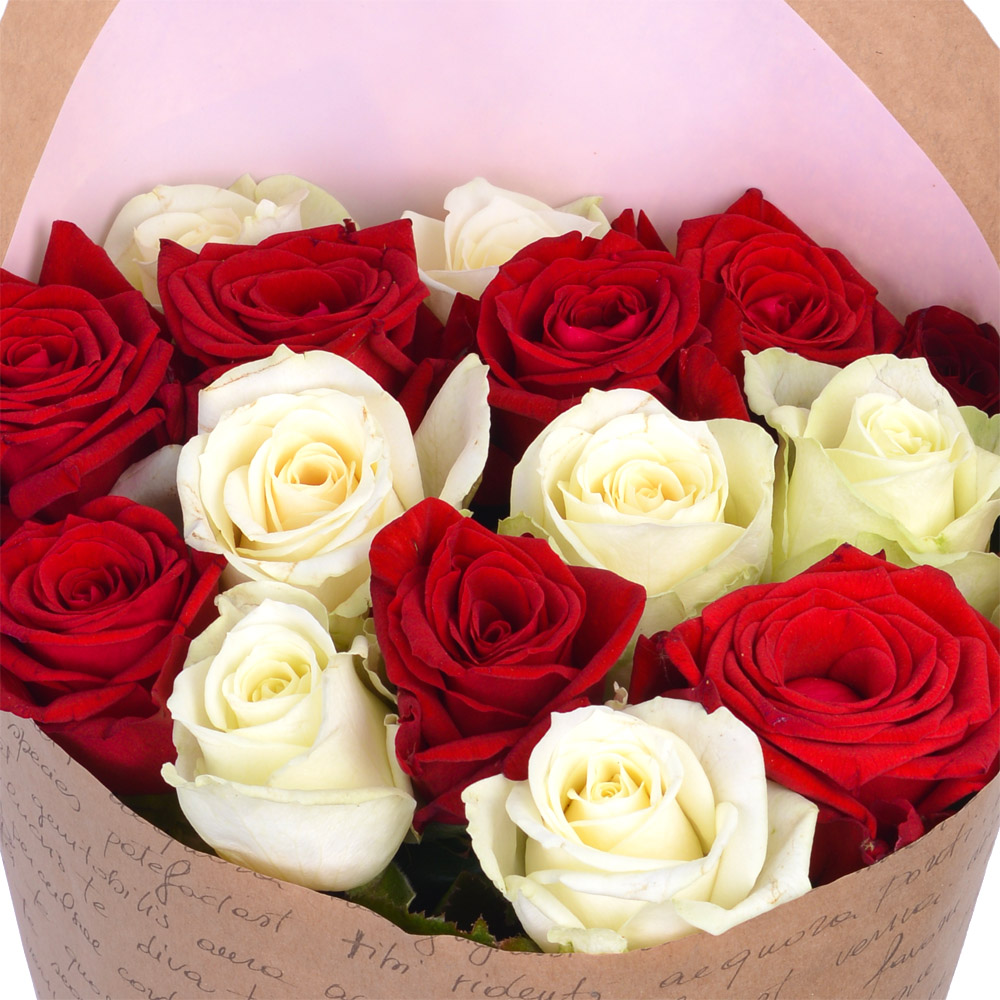 Букет из 15 красных и белых роз 60 см