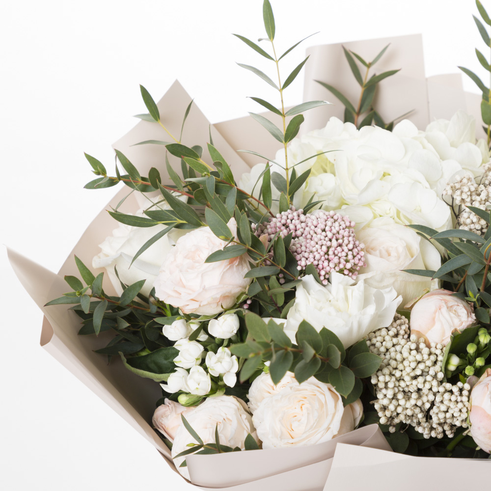 Букет с гортензией, розами и рускусом