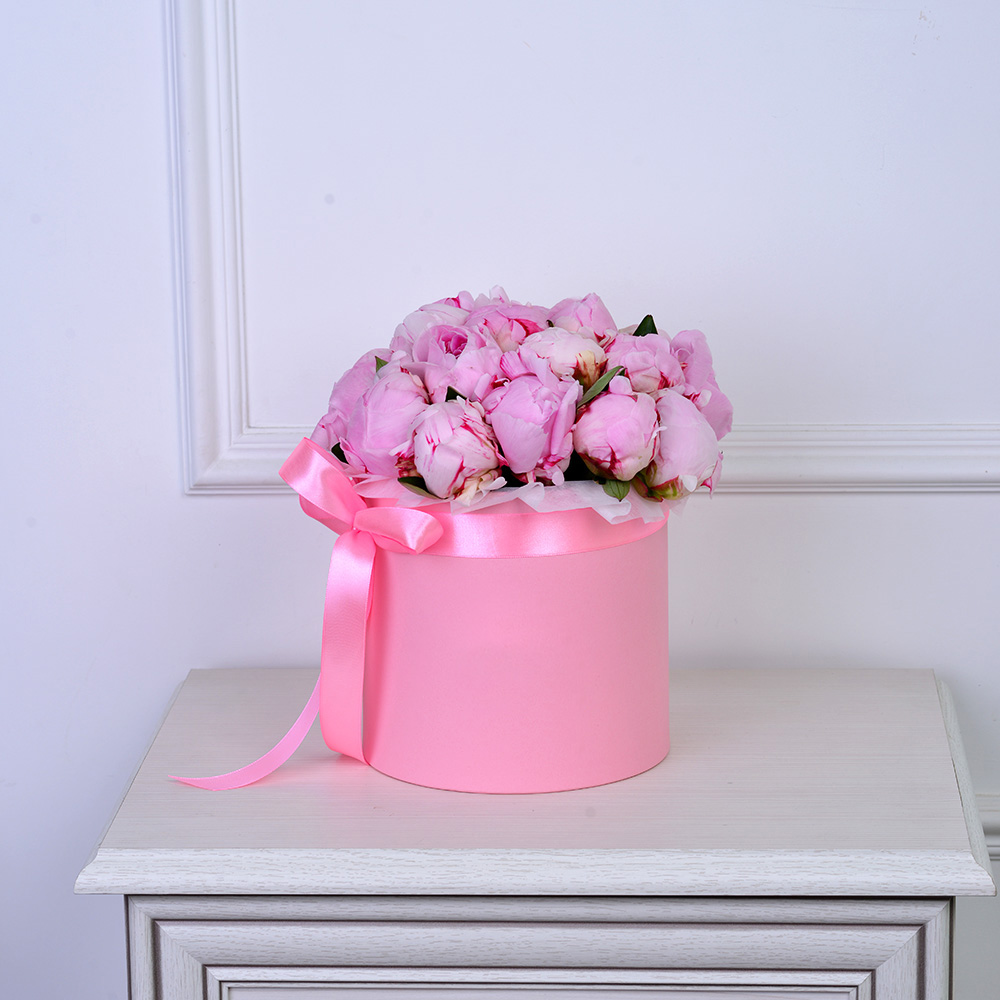 Букет из 19 розовых пионов в розовой шляпной коробке