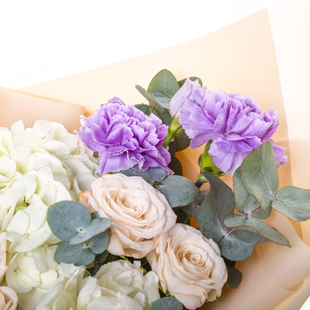 Букет из эустом, роз и пионов