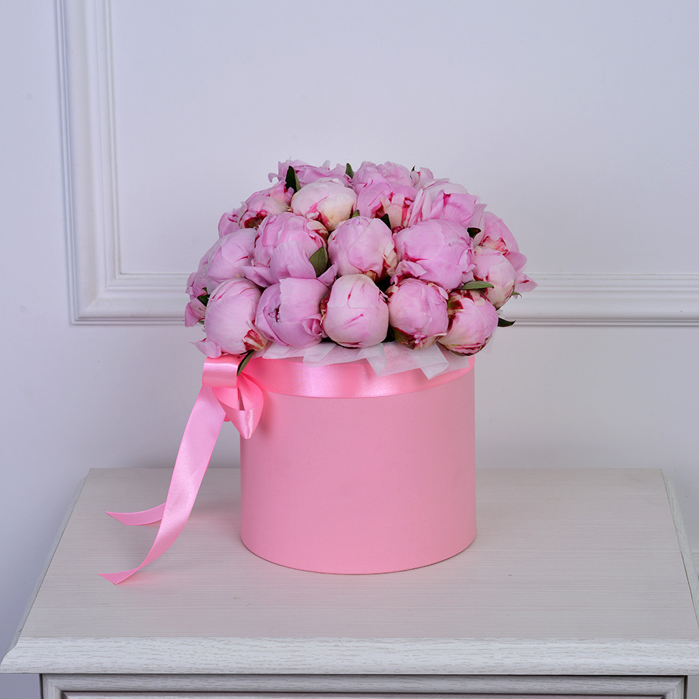 Букет из 25 розовых пионов в розовой шляпной коробке