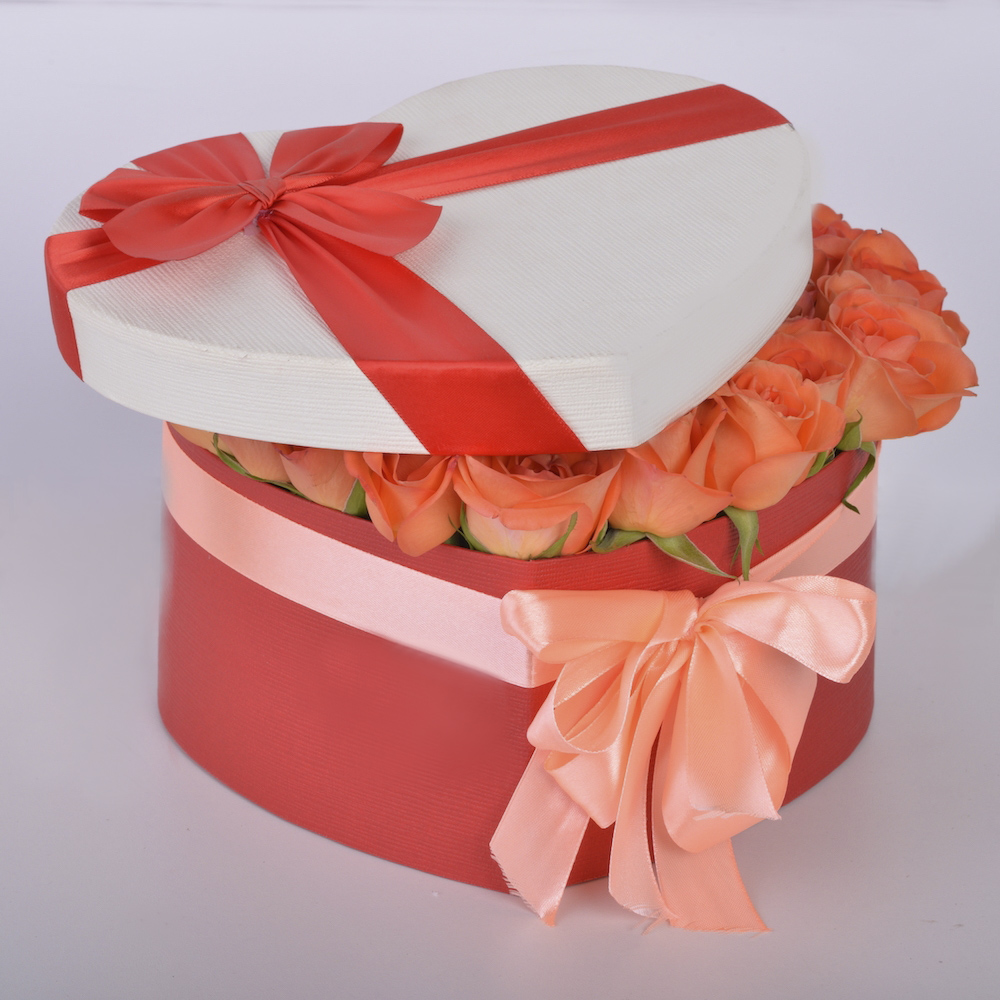 51 мандариновая роза в коробке в форме сердца