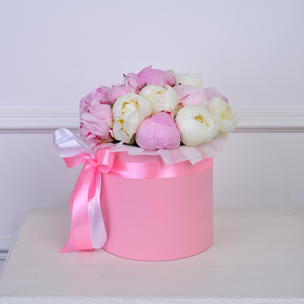 Букет из 11 разноцветных пионов в розовой шляпной коробке