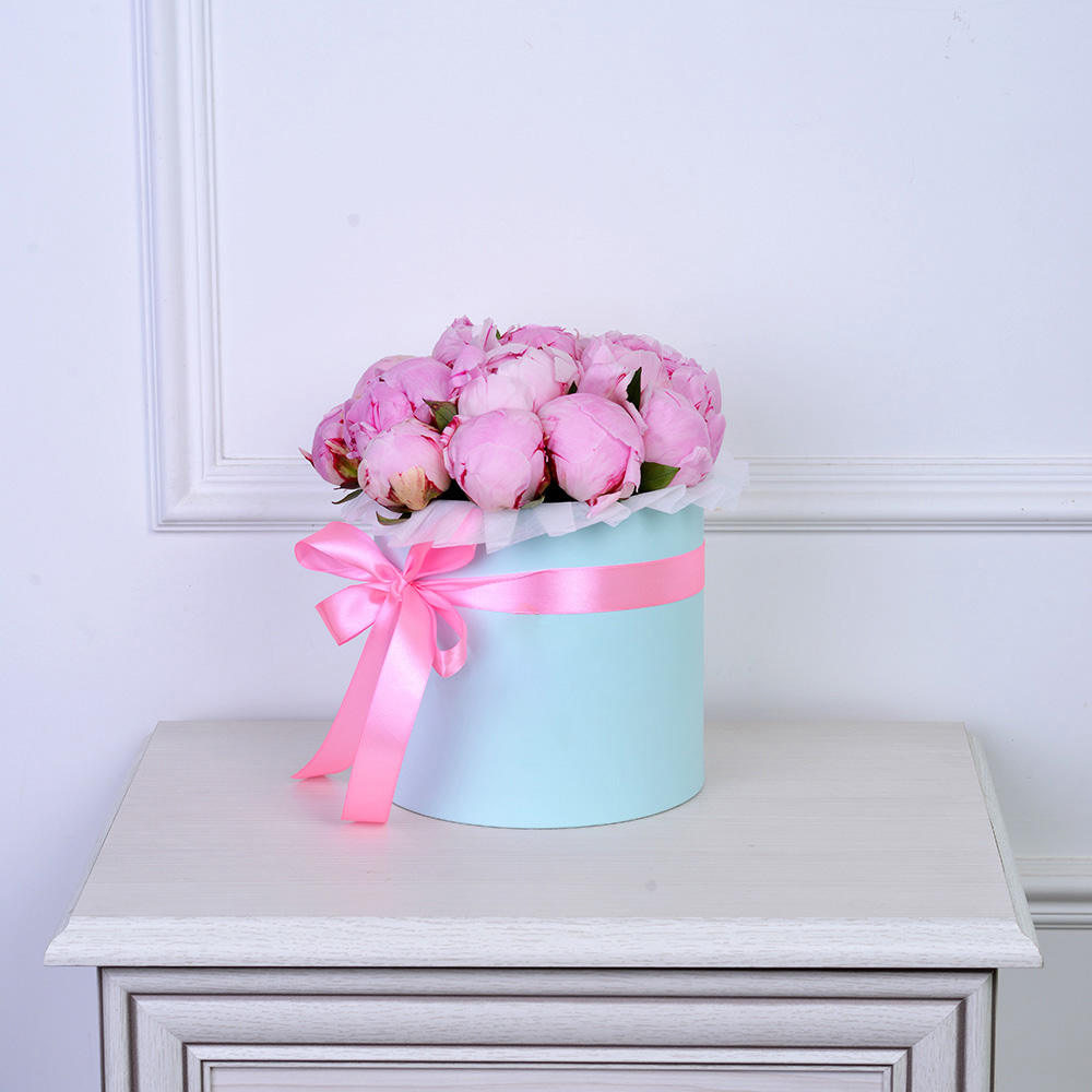Букет из 15 розовых пионов в голубой шляпной коробке
