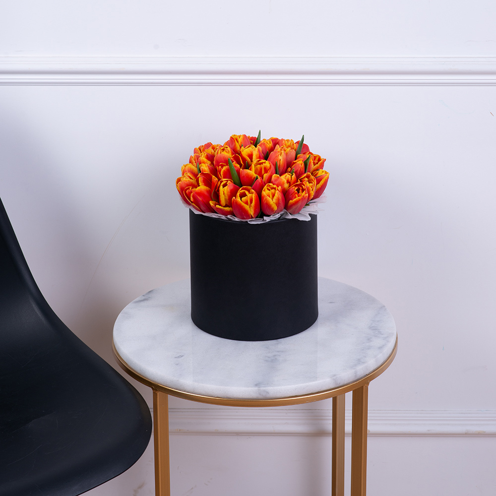 35 огненных тюльпан в черной шляпной коробке
