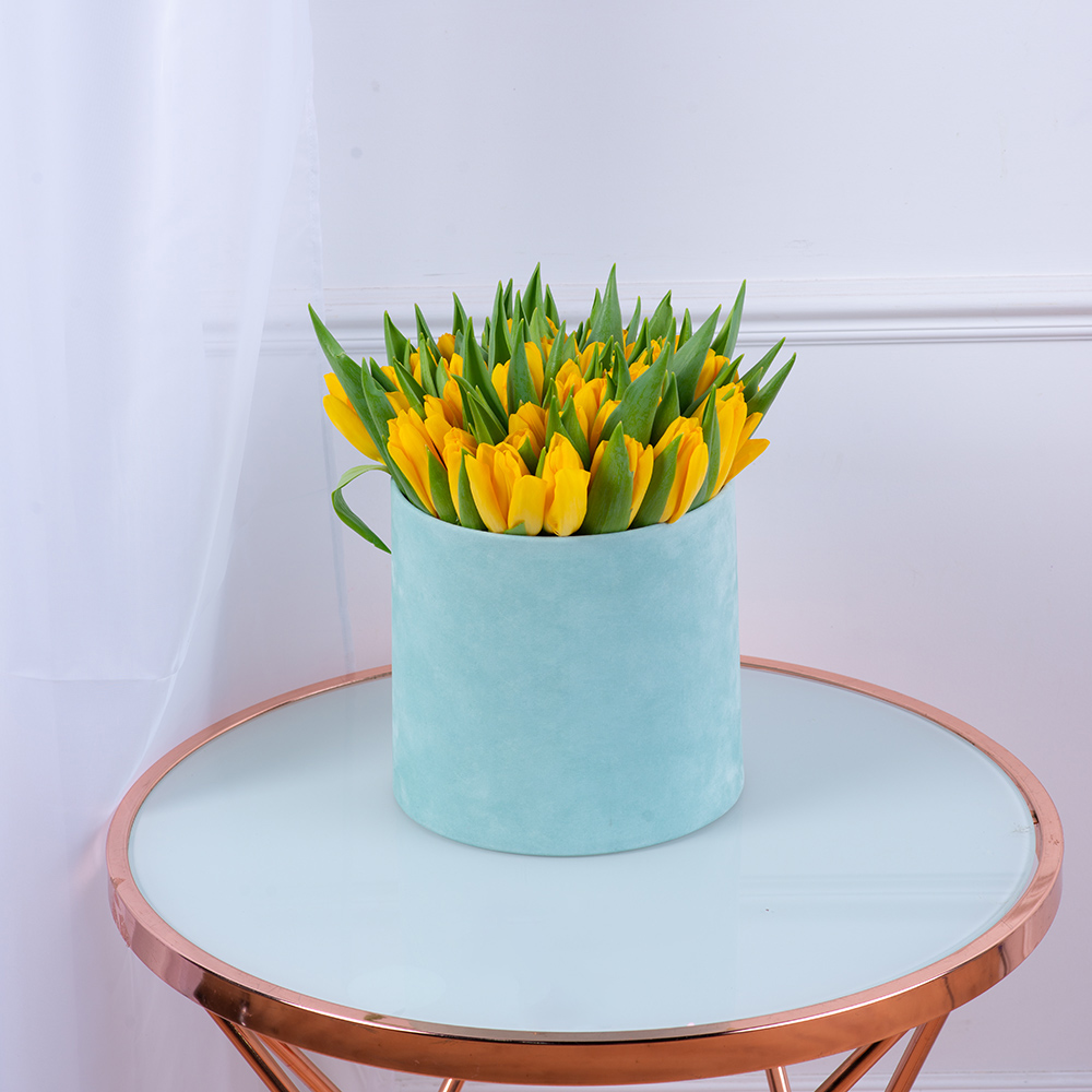 51 желтый тюльпан в зеленой бархатной шляпной коробке