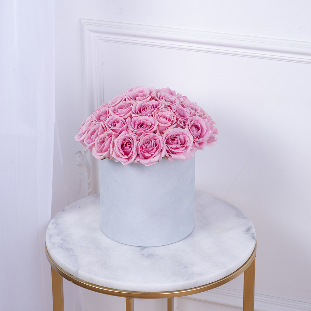 Букет из 35 розовых роз premium в серой бархатной шляпной коробке