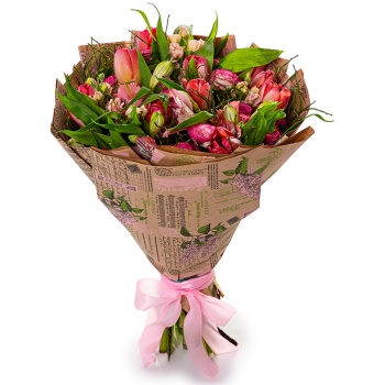 Букет из тюльпанов, альстромерии и брусники