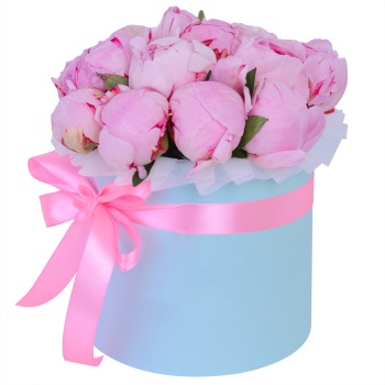 Букет из 15 розовых пионов в голубой шляпной коробке