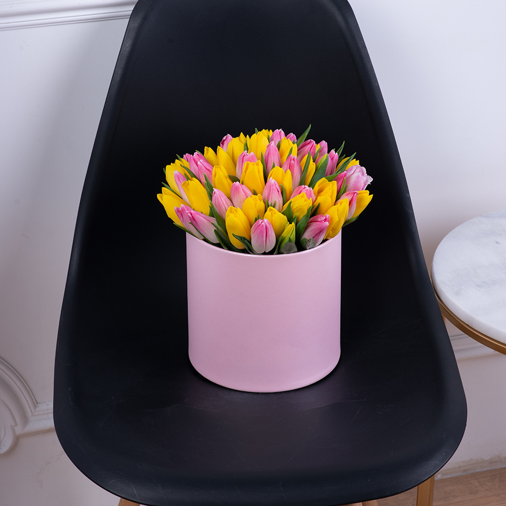 51 разноцветных тюльпан в розовой шляпной коробке