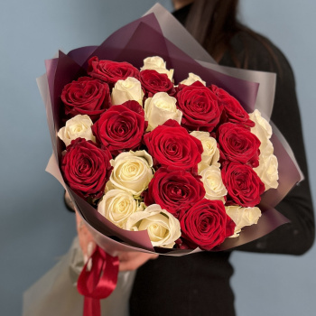 25 красных и белых роз 60 см