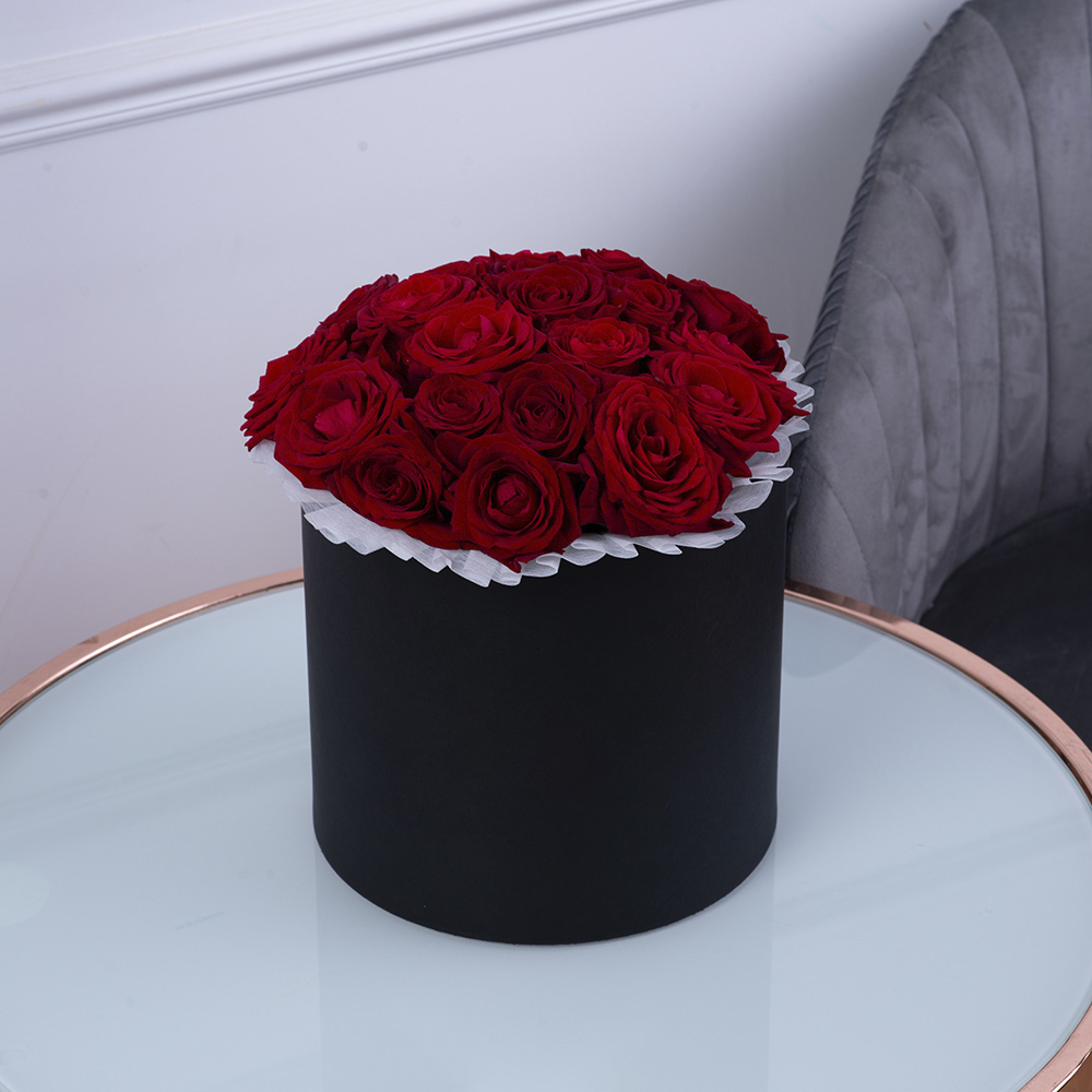 Букет из 21 красной розы premium в черной шляпной коробке
