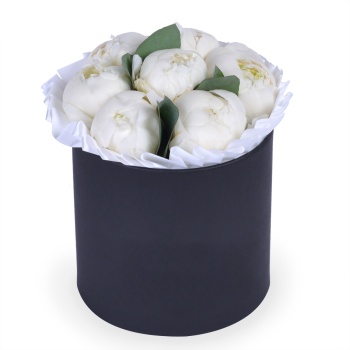 Букет из 7 белых пионов в шляпной коробке с эвкалиптом