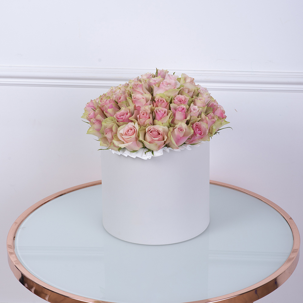 Букет из 75 бело-розовых роз в белой шляпной коробке