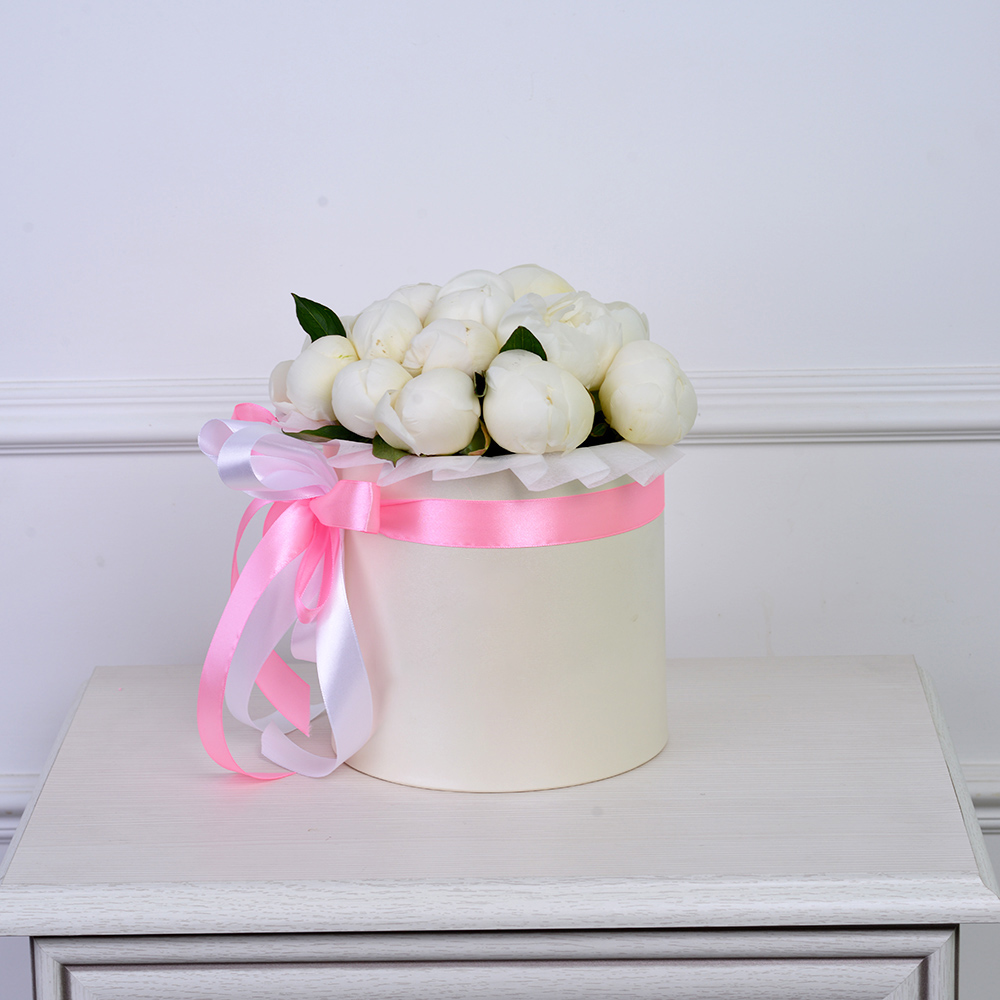Букет из 15 белых пионов в кремовой шляпной коробке