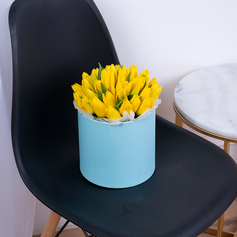 35 желтых тюльпан в голубой шляпной коробке