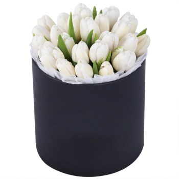 25 белых тюльпан в черной шляпной коробке