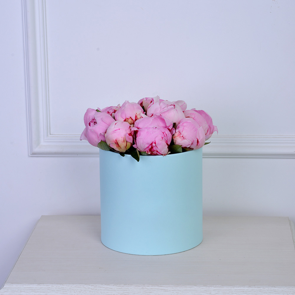 Букет из 11 розовых пионов в голубой шляпной коробке