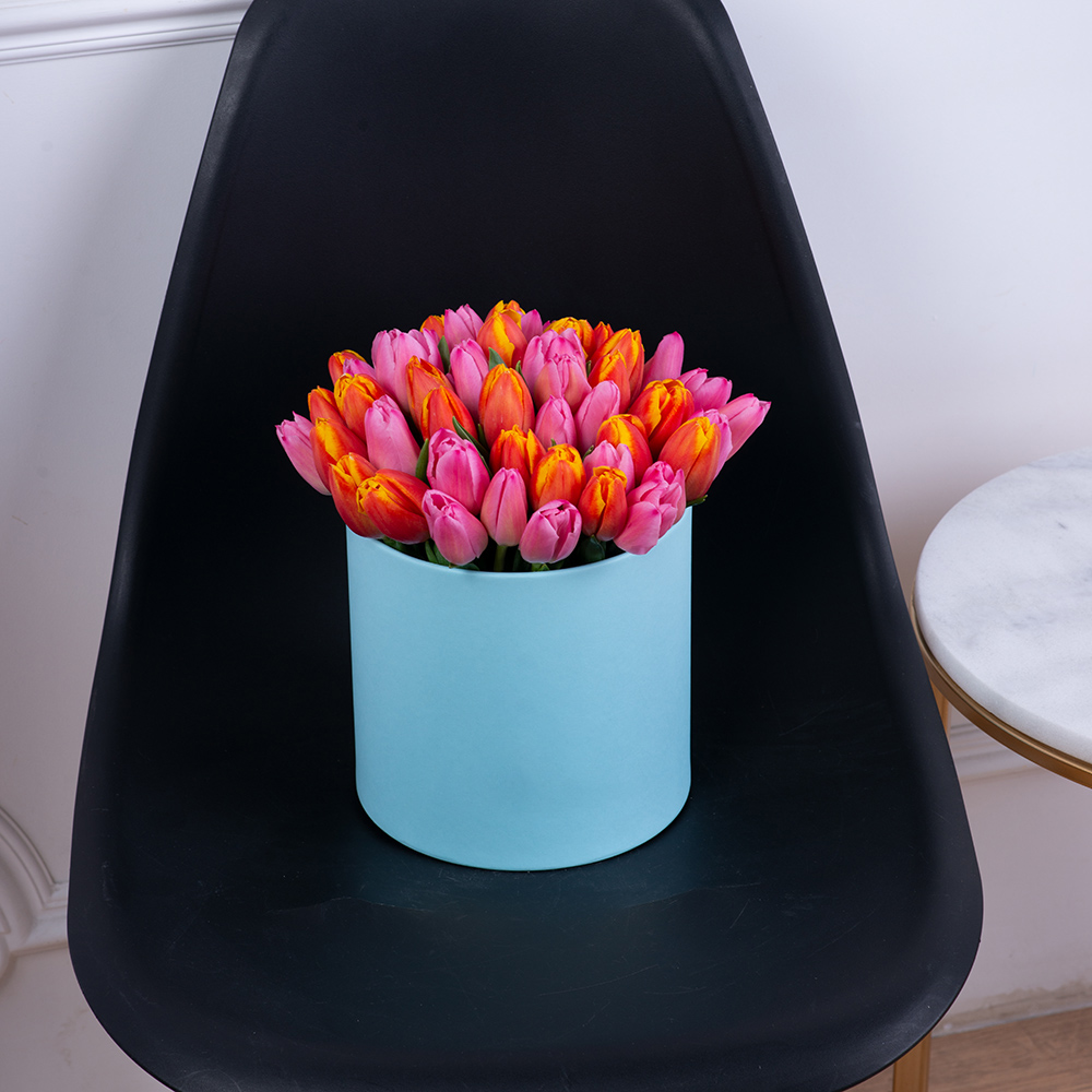 Букет микс из 51 тюльпана в голубой шляпной коробке