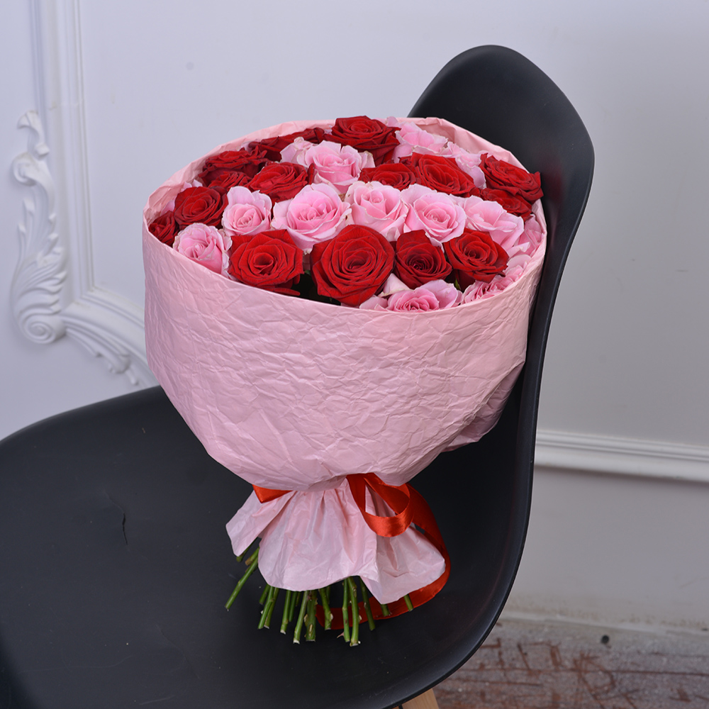 Букет из 35 разноцветных роз 40 см