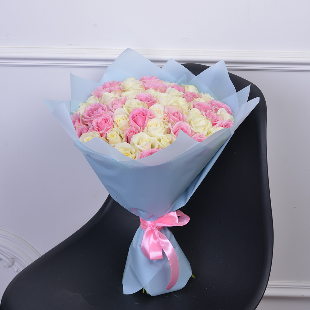 Букет из 51 белой и розовой розы premium 40 см