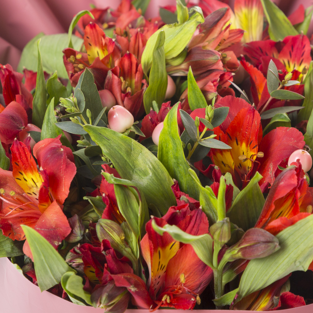 Букет из альстромерий и эвкалипта