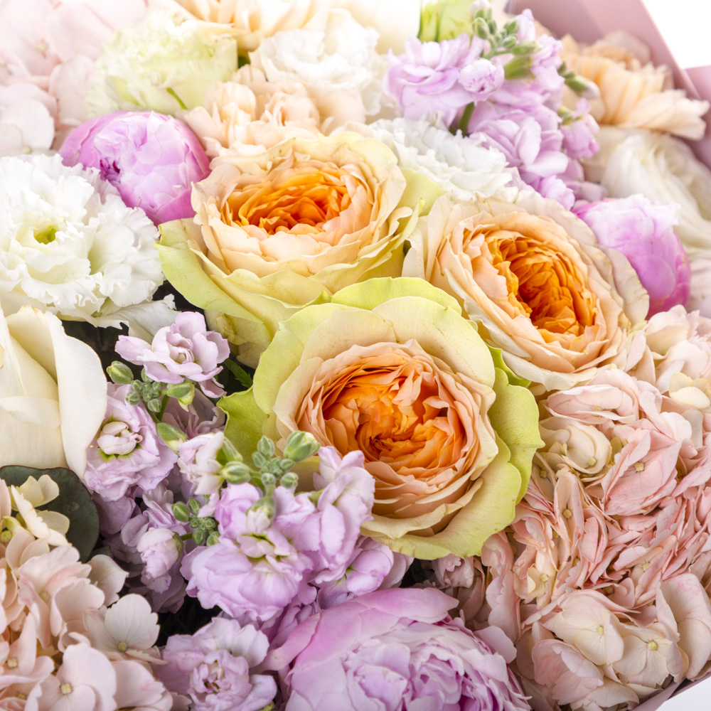 Букет из роз, гортензий, пионов и ранункулюсов