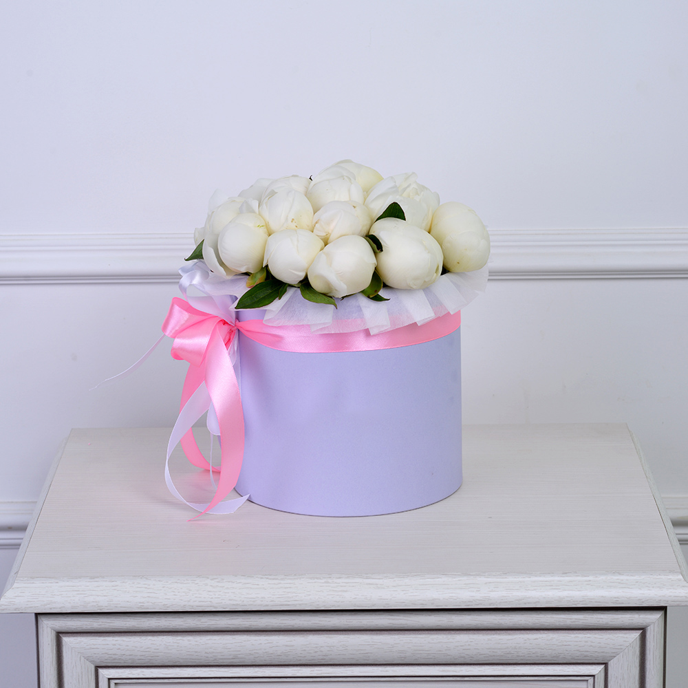 Букет из 15 белых пионов в фиолетовой шляпной коробке