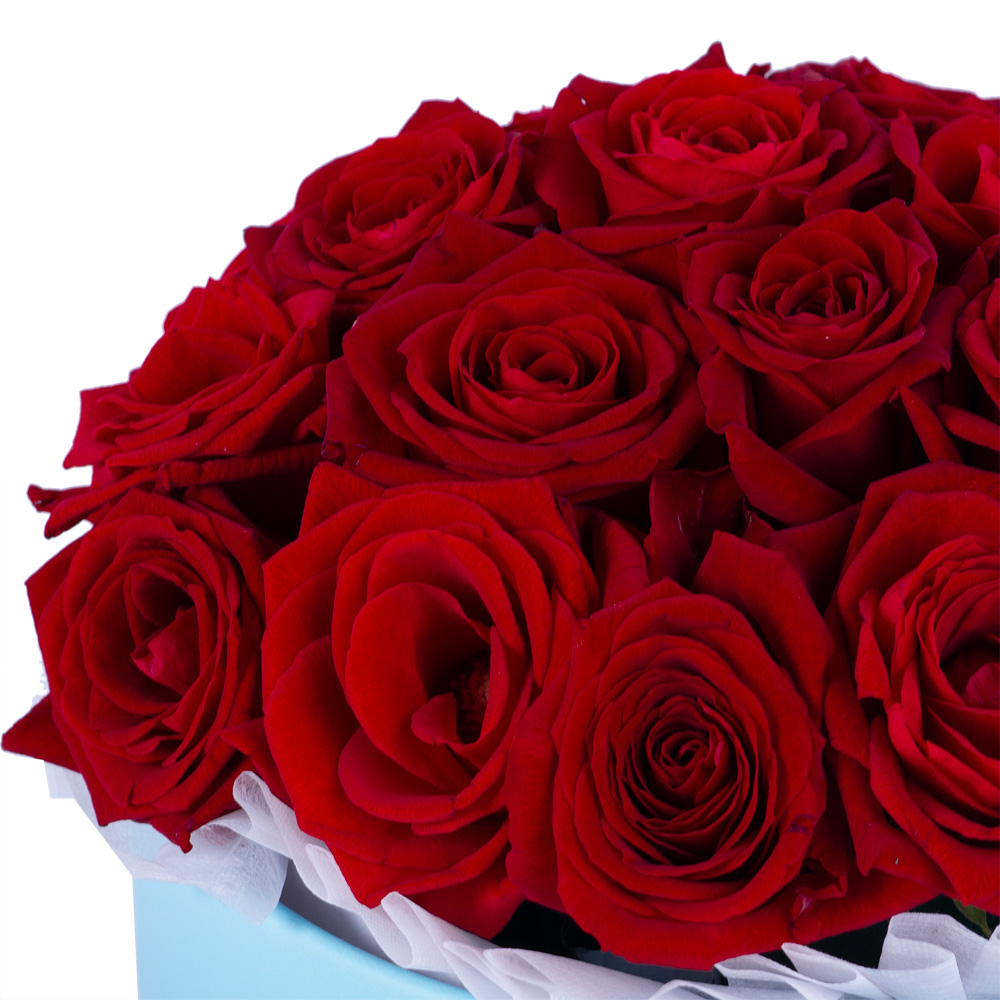 Букет из 19 красных роз premium в голубой шляпной коробке