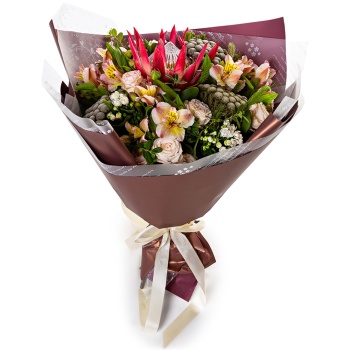 Букет с кустовой розой, протеей и брунией