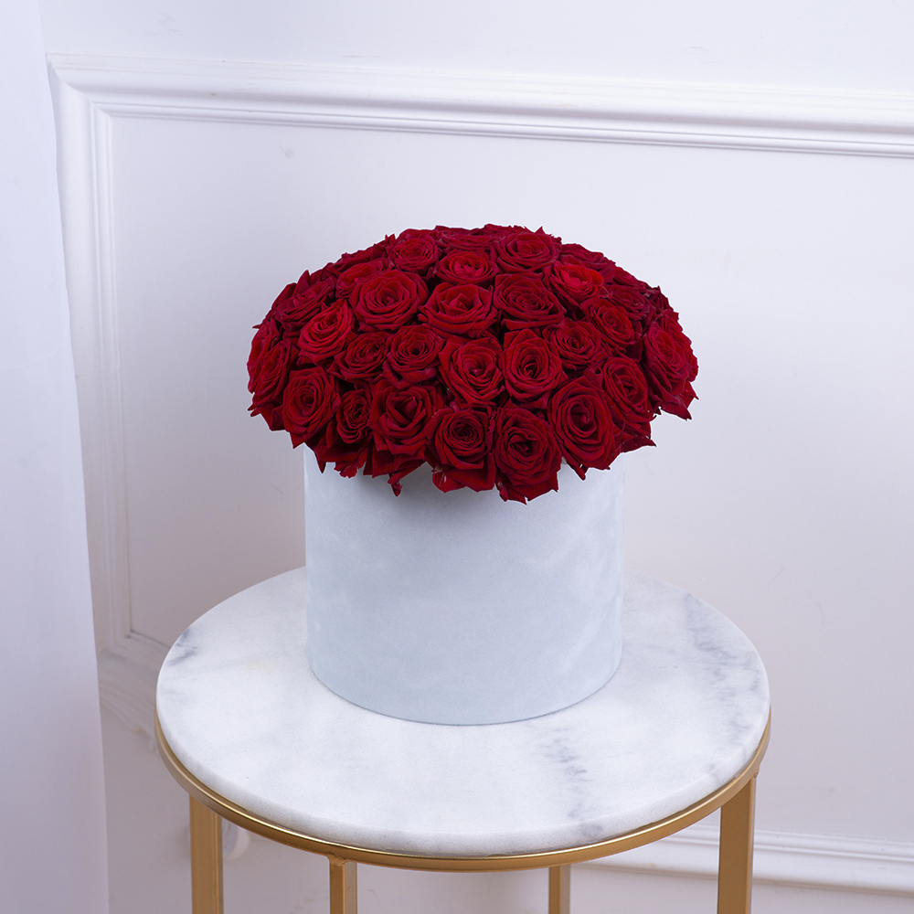 Букет из 51 красной розы premium в серой бархатной шляпной коробке