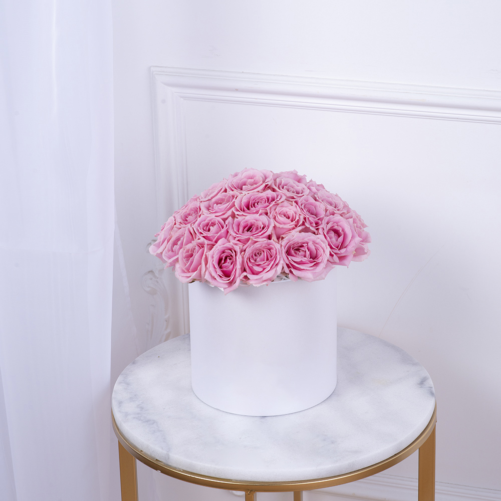 Букет из 35 розовых роз premium в белой шляпной коробке