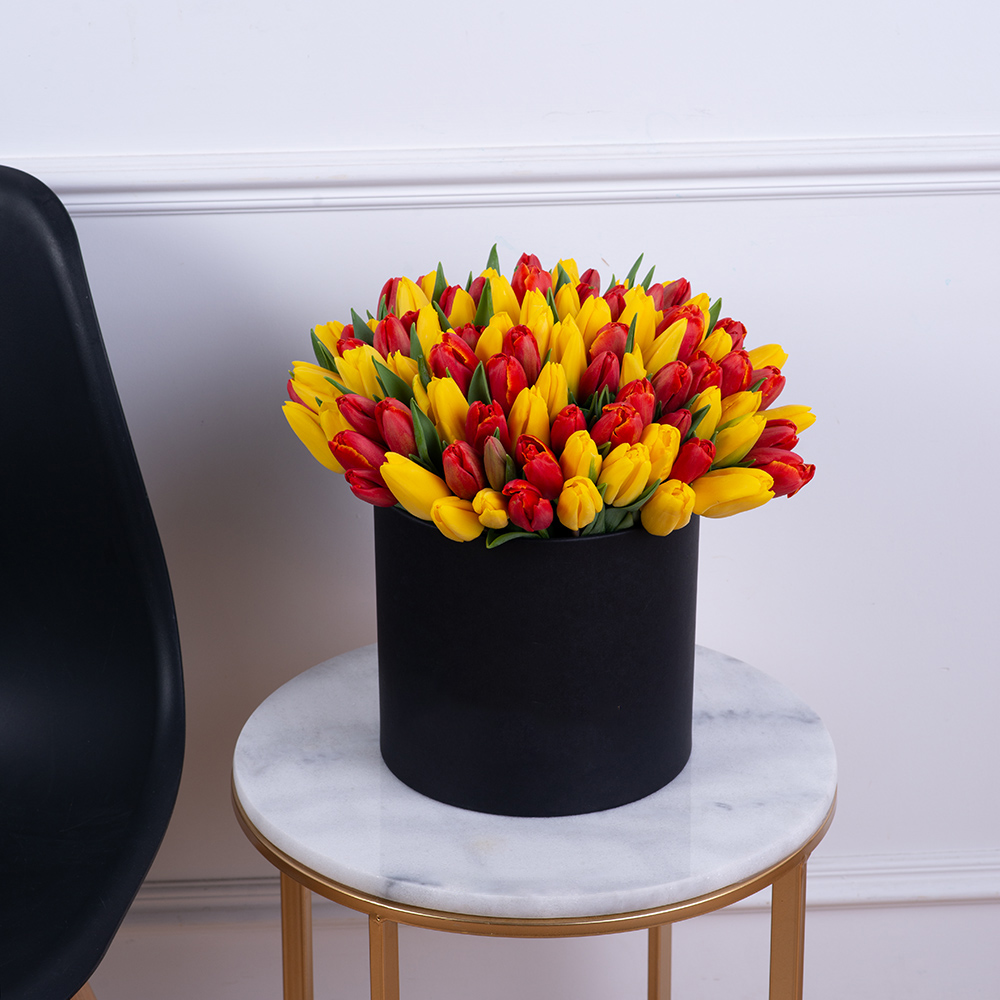 Букет из 101 разноцветного тюльпана в черной шляпной коробке