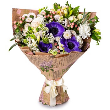 Букет из анемона, кустовой розы и сирени