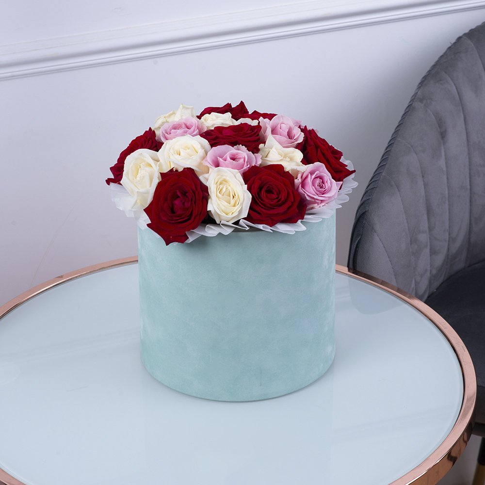 Букет из 19 разноцветных роз premium в зеленой бархатной шляпной коробке