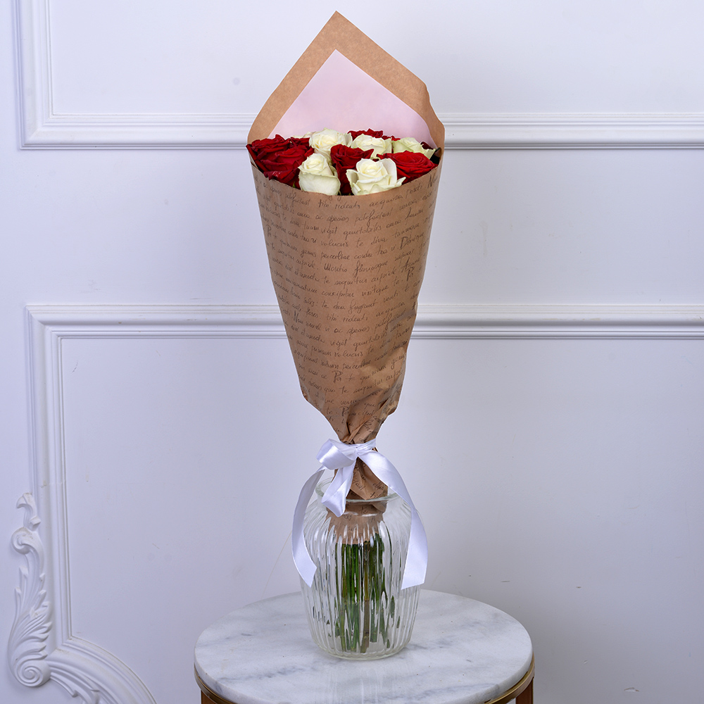 Букет из 15 красных и белых роз 60 см