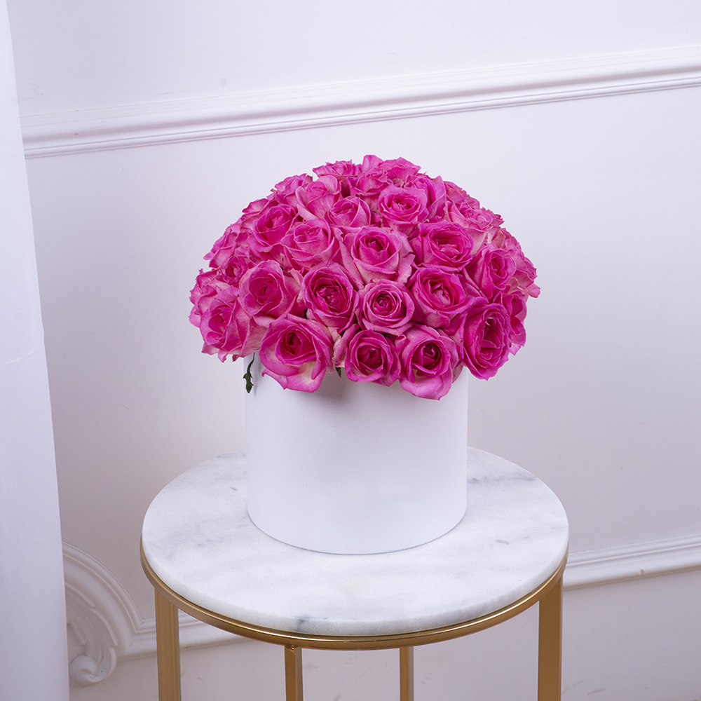 Букет из 51 малиновой розы premium в белой шляпной коробке