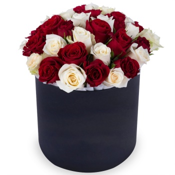 35 разноцветных роз в черной шляпной коробке