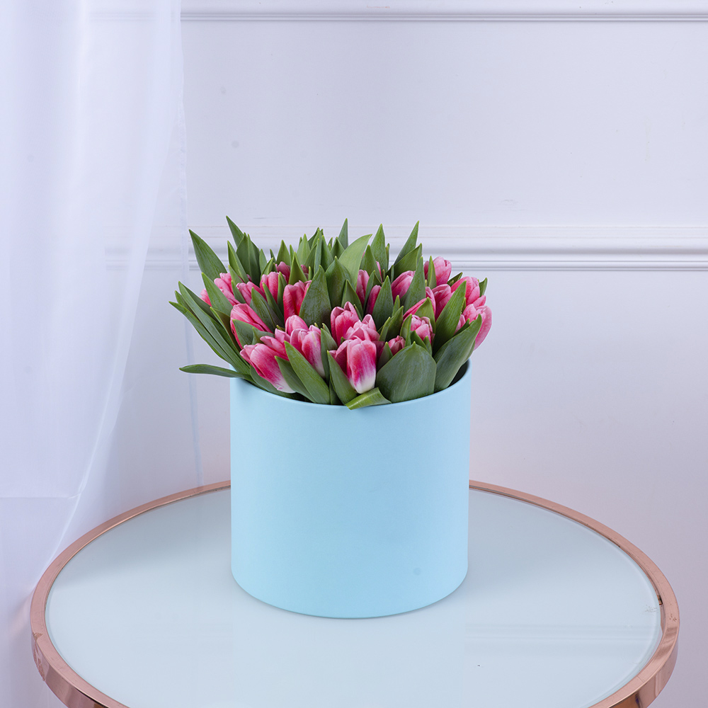 51 Бело-малиновый тюльпан в голубой шляпной коробке