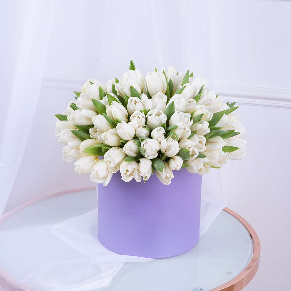 101 белый тюльпан в фиолетовой шляпной коробке
