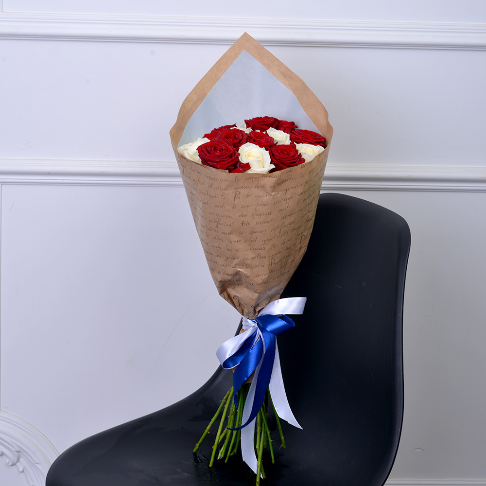 Букет из 19 красных и белых роз 50 см